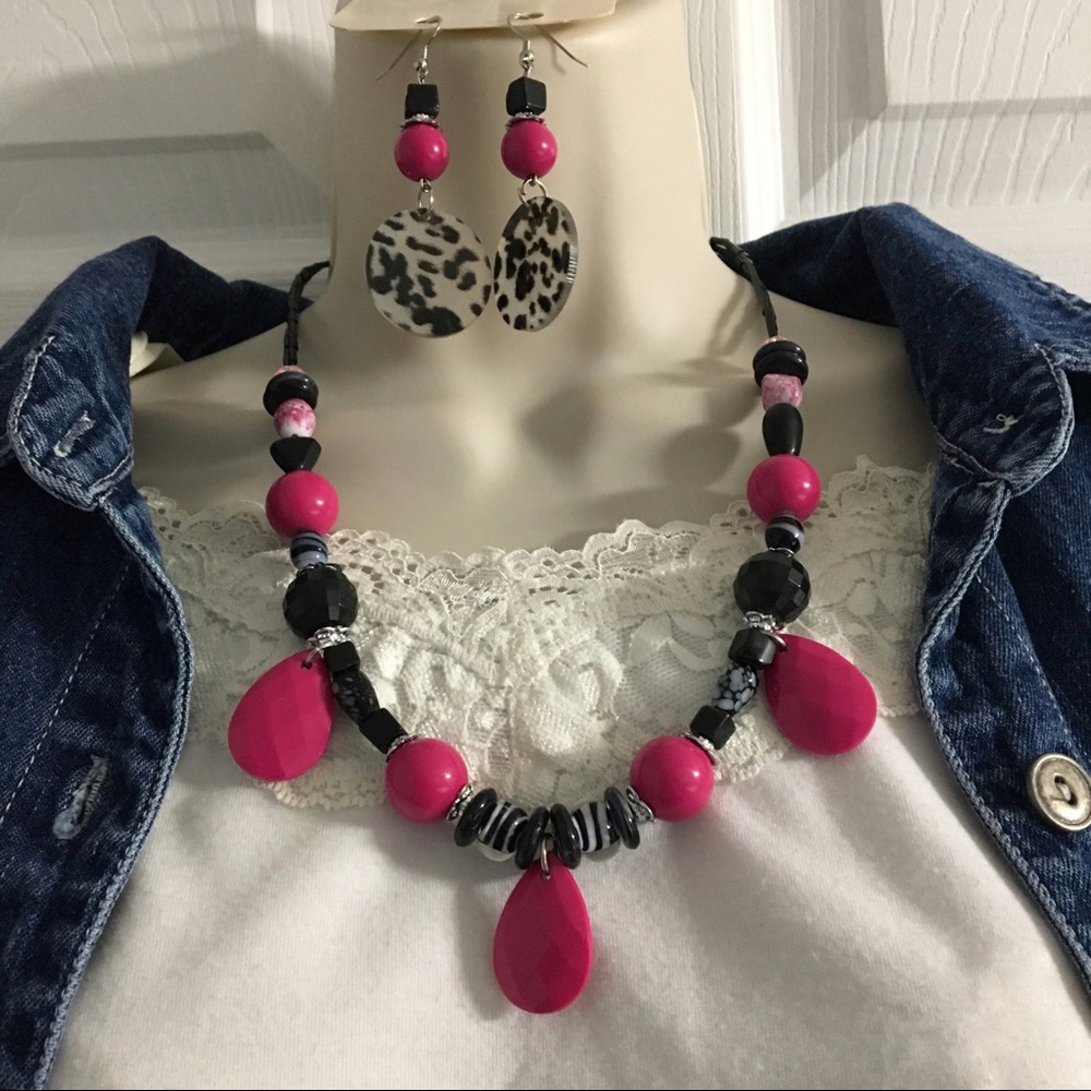 *SOLD* NWOT! Black n Pink Necklace & Earring Set!